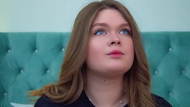 CrystalLyons online show from June 18, 2026, 6:23 am