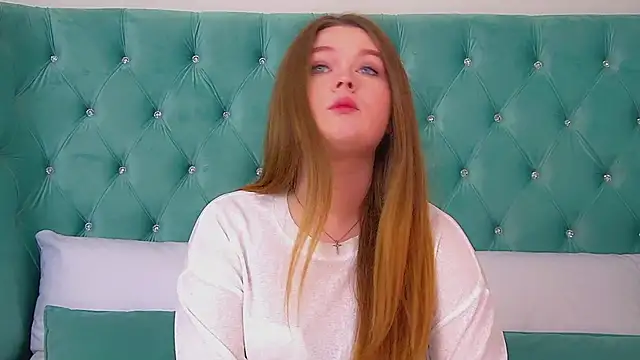 CrystalLyons online show from November 14, 2025, 6:06 am