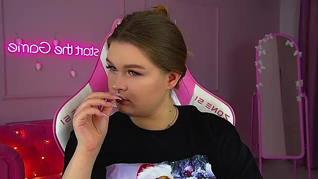 CrystalLyons online show from December 21, 2025, 7:32 am