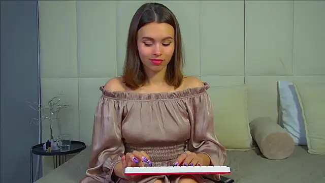 PollyLanders online show from November 10, 2025, 8:47 pm