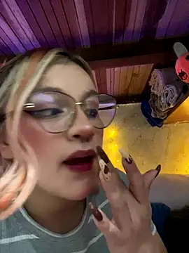 SophiaWeestt99 online show from November 28, 2025, 3:07 am