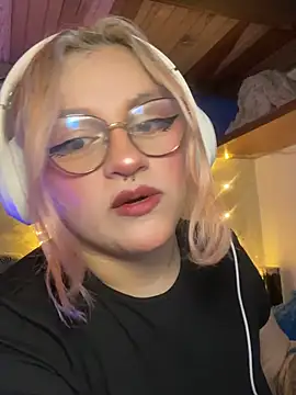 Snapshot of SophiaWeestt99 chatting on February 10, 2026, 4:11 am SophiaWeestt99 online show from February 10, 2026, 4:11 am