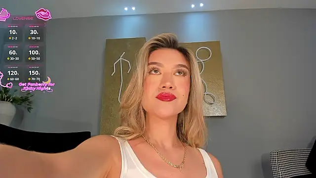 RebeccaHudson online show from February 3, 2026, 7:41 pm