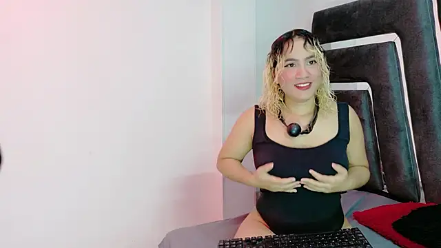 Snapshot of AliceandMax chatting on December 5, 2025, 3:21 pm AliceandMax online show from December 5, 2025, 3:21 pm