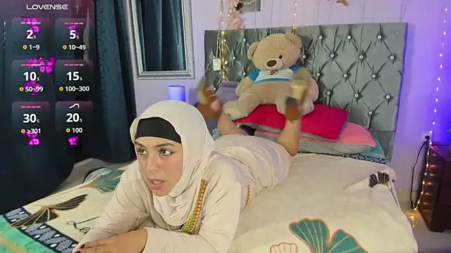 Snapshot of AliaAsad chatting on November 6, 2025, 12:53 pm AliaAsad online show from November 6, 2025, 12:53 pm