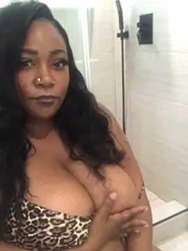 Snapshot of NovaDivine3000 chatting on February 25, 2026, 12:33 am NovaDivine3000 online show from February 25, 2026, 12:33 am