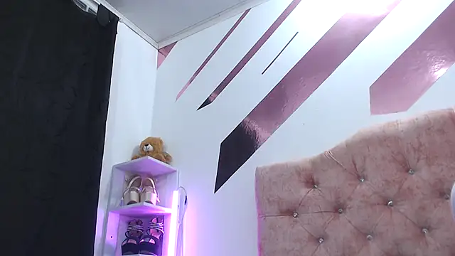 Snapshot of Kitten_Hot_ chatting on October 2, 2025, 1:20 am Kitten Hot online show from October 2, 2025, 1:20 am