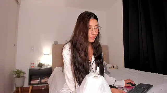 danna davis18 online show from February 5, 2025, 7:42 pm