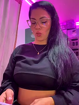 Hot beauty   online show from November 29, 2025, 5:51 am