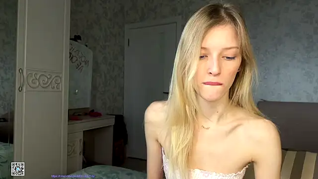 Snapshot of Evvie_Summn1 chatting on October 17, 2025, 7:33 am Evvie Summn1 online show from October 17, 2025, 7:33 am