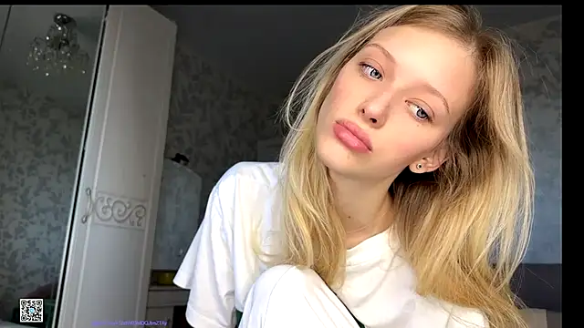 Snapshot of Evvie_Summn1 chatting on October 5, 2025, 3:52 am Evvie Summn1 online show from October 5, 2025, 3:52 am