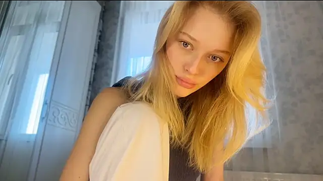 Snapshot of Evvie_Summn1 chatting on March 1, 2025, 4:04 am Evvie Summn1 online show from March 1, 2025, 4:04 am