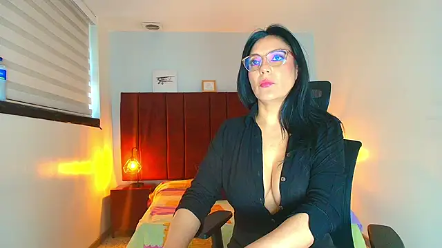 Snapshot of Zuzana21 chatting on October 24, 2025, 1:10 pm Zuzana21 online show from October 24, 2025, 1:10 pm