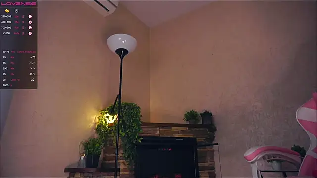 Snapshot of LynetBurby chatting on March 19, 2025, 10:11 am LynetBurby online show from March 19, 2025, 10:11 am