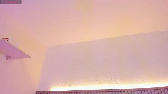 Snapshot of pretty_sunlight_ chatting on May 27, 2026, 9:44 pm pretty sunlight online show from May 27, 2026, 9:44 pm