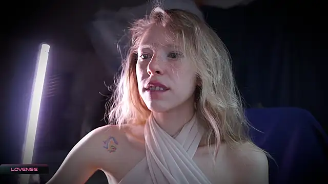 Snapshot of _Phantom_thread_ chatting on November 6, 2025, 9:57 am Phantom thread online show from November 6, 2025, 9:57 am