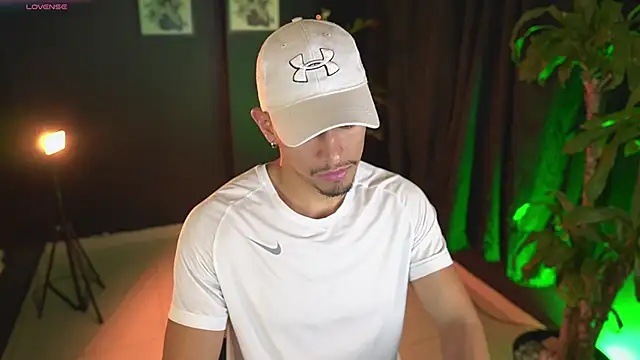 Aaronfox x online show from April 21, 2026, 11:44 pm