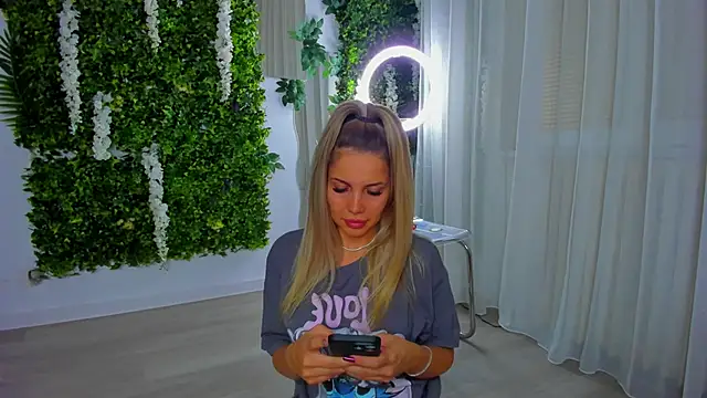 Snapshot of VivienCarter chatting on October 20, 2025, 5:24 pm VivienCarter online show from October 20, 2025, 5:24 pm