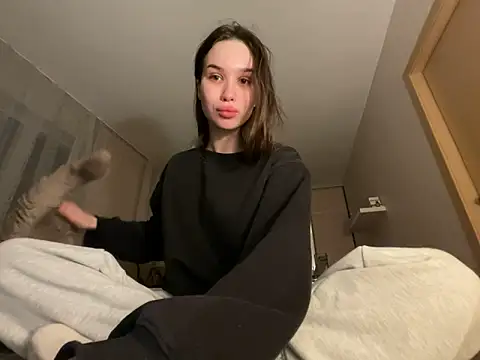 Roxie Mils online show from November 9, 2025, 9:08 pm