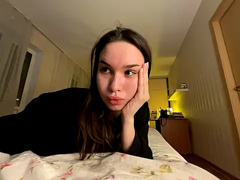 Roxie Mils online show from December 13, 2025, 10:05 pm