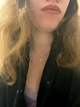 Snapshot of EvaRush chatting on December 2, 2024, 11:57 pm EvaRush online show from December 2, 2024, 11:57 pm