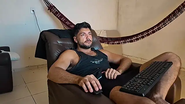 Snapshot of LUH133 chatting on May 26, 2026, 9:35 pm LUH133 online show from May 26, 2026, 9:35 pm