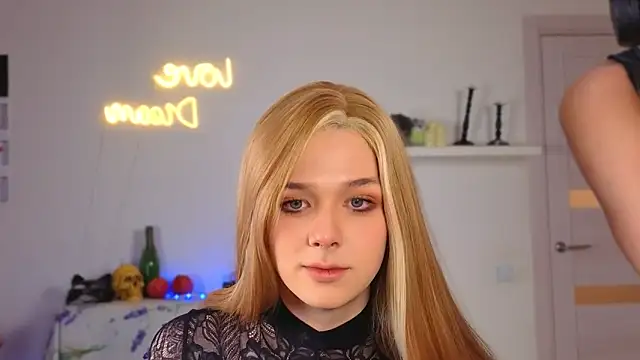  yourFoxy  online show from November 3, 2025, 4:43 pm