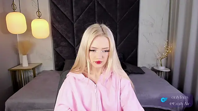 Snapshot of EmilyAir chatting on November 8, 2025, 4:43 pm EmilyAir online show from November 8, 2025, 4:43 pm