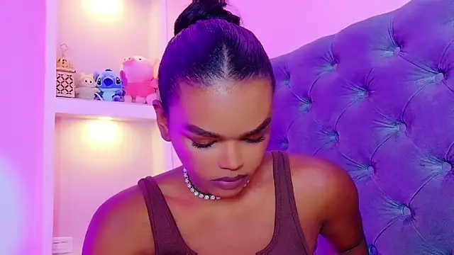 Snapshot of CamiEstrada chatting on October 19, 2025, 10:07 am CamiEstrada online show from October 19, 2025, 10:07 am