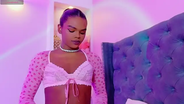 Snapshot of CamiEstrada chatting on October 18, 2025, 8:22 pm CamiEstrada online show from October 18, 2025, 8:22 pm