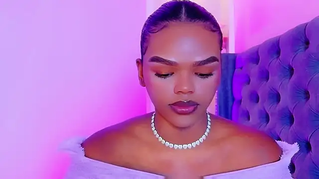 Snapshot of CamiEstrada chatting on November 18, 2025, 10:34 pm CamiEstrada online show from November 18, 2025, 10:34 pm