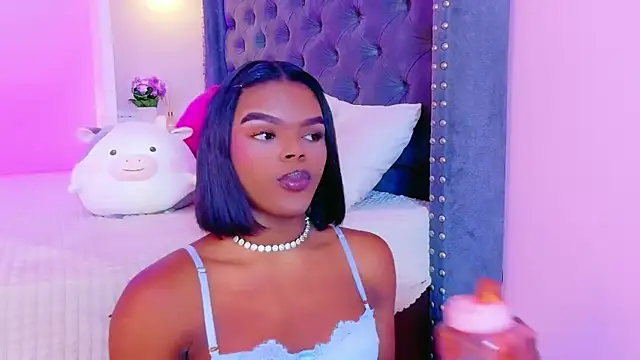 Snapshot of CamiEstrada chatting on November 27, 2025, 10:43 pm CamiEstrada online show from November 27, 2025, 10:43 pm