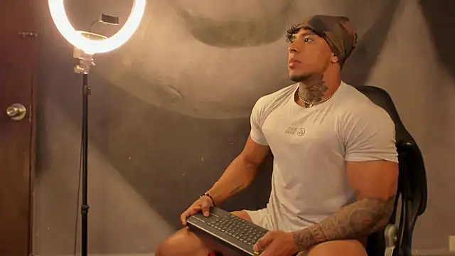 Snapshot of bradley_smith chatting on March 18, 2025, 3:12 pm bradley smith online show from March 18, 2025, 3:12 pm