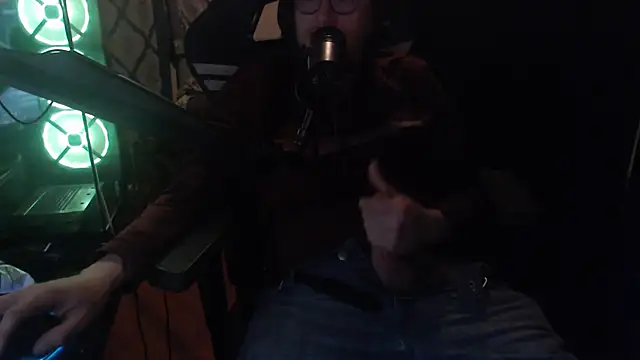 chicostick413 online show from April 28, 2026, 6:29 am