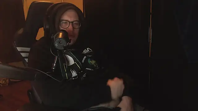 chicostick413 online show from December 16, 2025, 10:03 pm