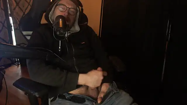 chicostick413 online show from April 3, 2026, 1:17 pm