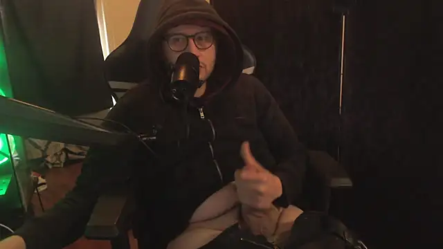 chicostick413 online show from December 1, 2025, 2:07 pm