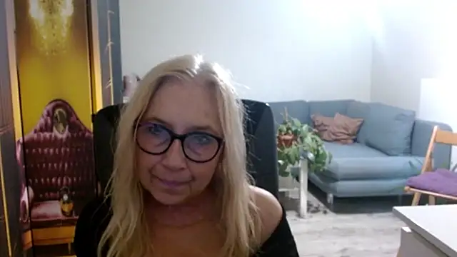 sofia xkiss online show from November 7, 2025, 3:05 pm