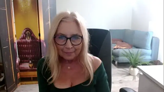 sofia xkiss online show from October 15, 2025, 1:52 pm