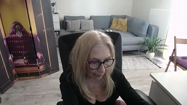 sofia xkiss online show from April 8, 2026, 1:56 pm