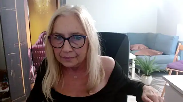 sofia xkiss online show from September 15, 2025, 1:55 pm