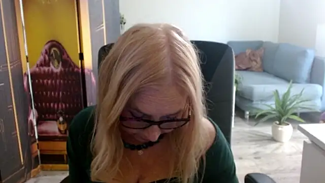 sofia xkiss online show from October 1, 2025, 2:10 pm