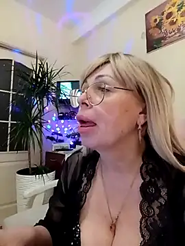 Snapshot of SusieNoreen chatting on March 18, 2025, 10:39 am SusieNoreen online show from March 18, 2025, 10:39 am
