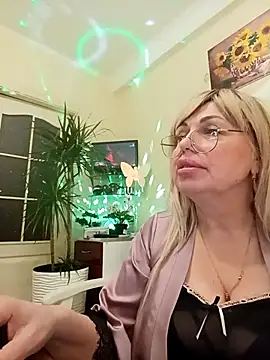 Snapshot of SusieNoreen chatting on March 22, 2025, 10:28 am SusieNoreen online show from March 22, 2025, 10:28 am
