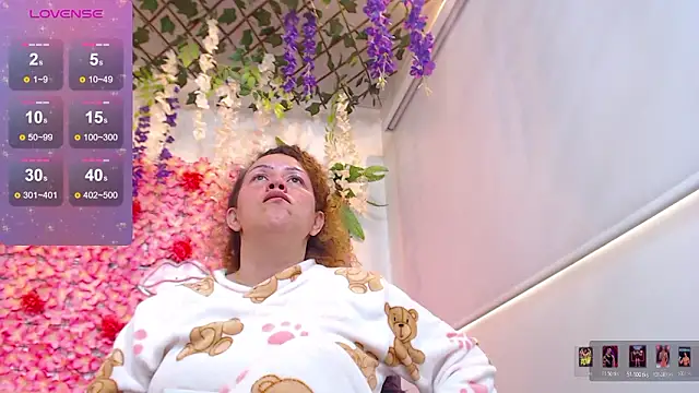 BLONDE SEXYHOT online show from February 11, 2026, 3:23 pm