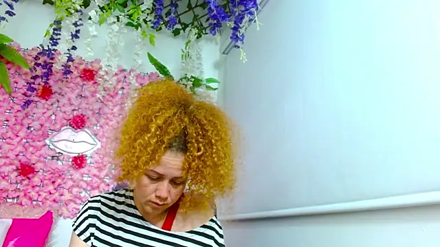 Snapshot of BLONDE_SEXYHOT chatting on October 9, 2025, 10:54 pm BLONDE SEXYHOT online show from October 9, 2025, 10:54 pm