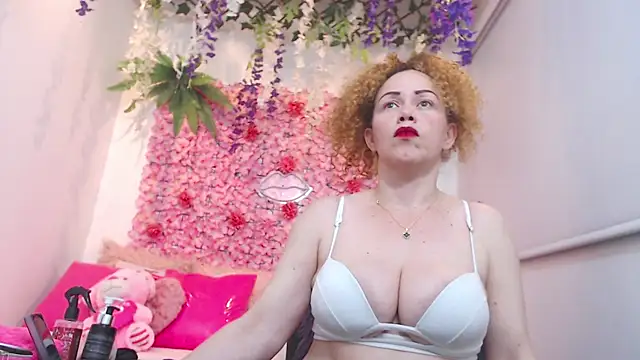 Snapshot of BLONDE_SEXYHOT chatting on November 5, 2025, 11:41 pm BLONDE SEXYHOT online show from November 5, 2025, 11:41 pm