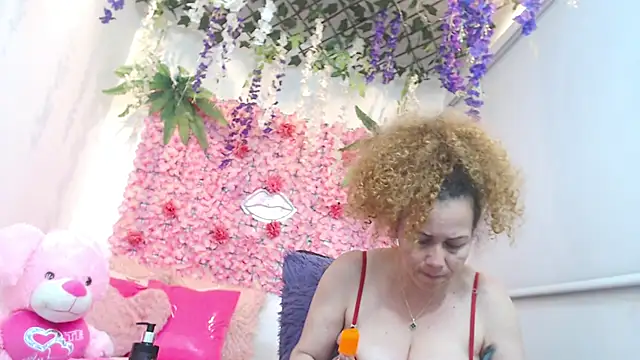 Snapshot of BLONDE_SEXYHOT chatting on November 7, 2025, 4:06 am BLONDE SEXYHOT online show from November 7, 2025, 4:06 am