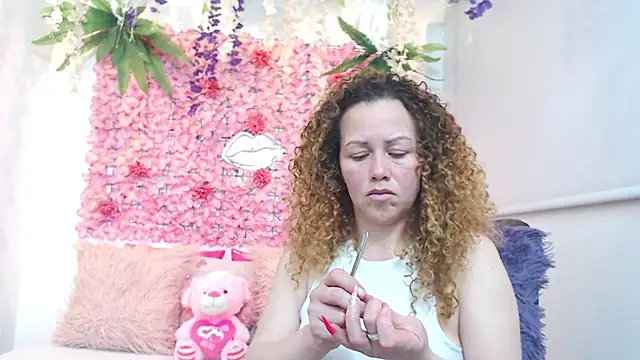 Snapshot of BLONDE_SEXYHOT chatting on November 19, 2025, 12:21 am BLONDE SEXYHOT online show from November 19, 2025, 12:21 am