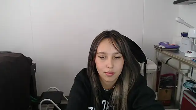 Snapshot of Skarlet_Adams28 chatting on March 6, 2025, 5:54 pm Skarlet Adams28 online show from March 6, 2025, 5:54 pm